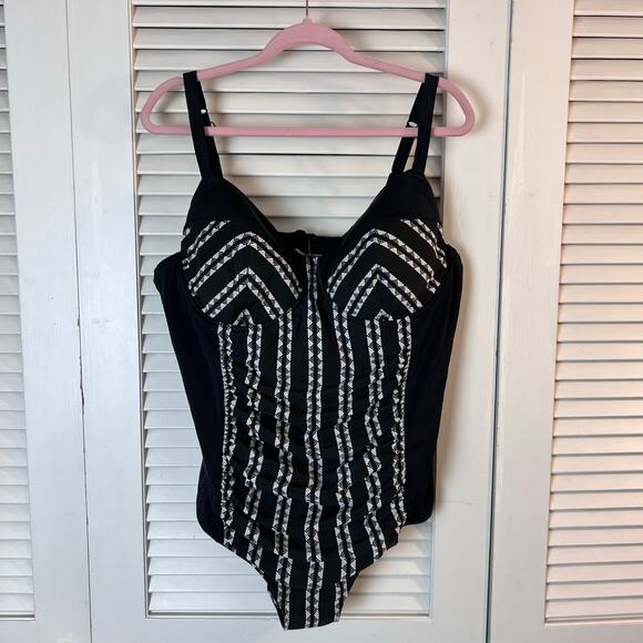 Torrid Black & White Chevron One Piece Swimsuit Size 3 Ruched Bustier Style - Picture 1 of 7